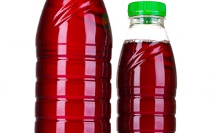 تصویری از دو بطری آب میوه قرمز رنگ در ابعاد کوچک و متوسط